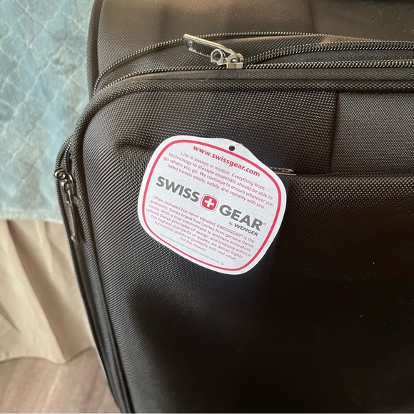 NWT SwissGear Black Travel Rolling Suitcase‎ check in luggage large - Picture 3 of 10